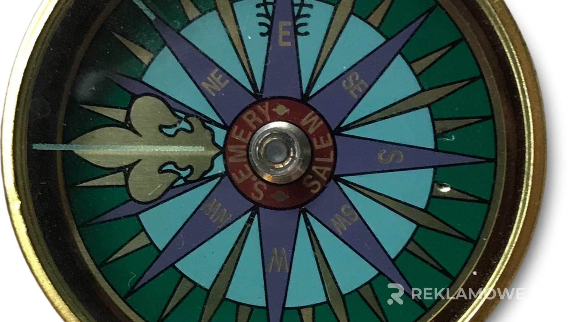 Kompas na tle reklam