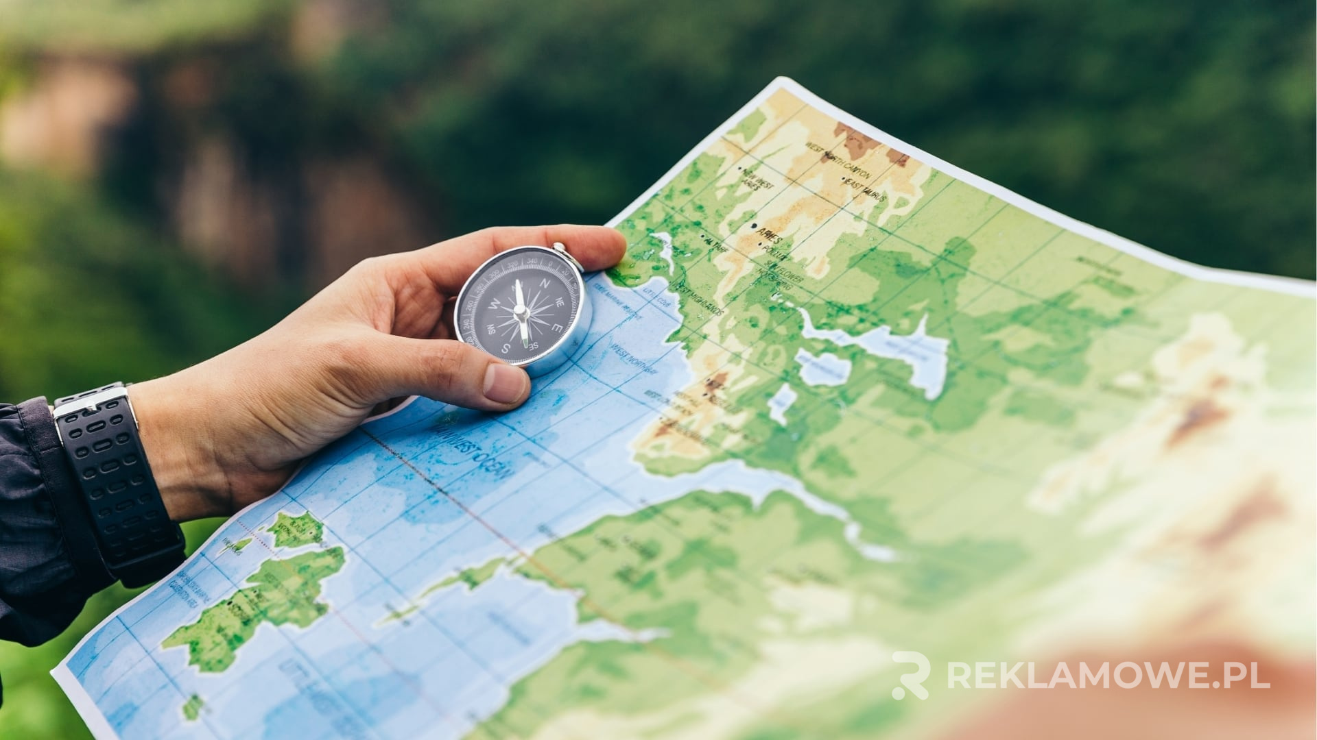 Kompas reklamowy wskazujący na decyzje zakupowe