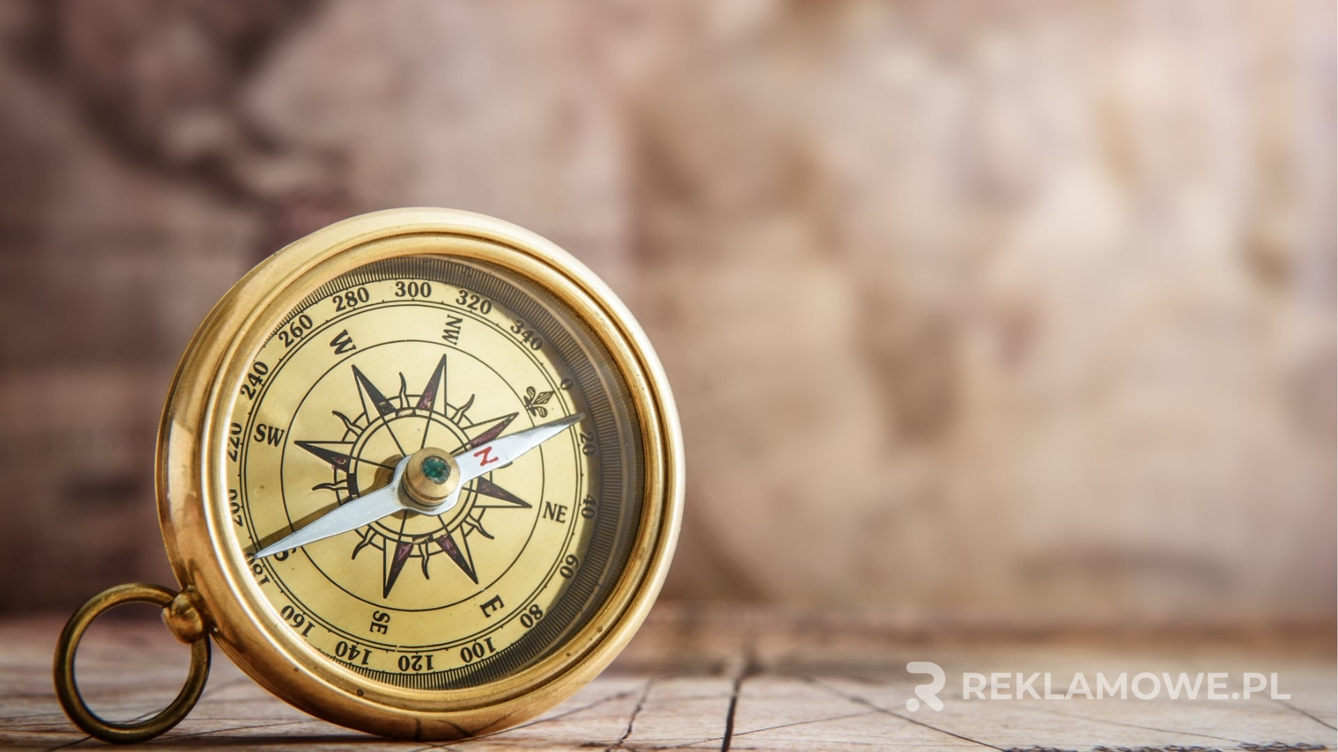 Kompas na mapie symbolizujący marketing